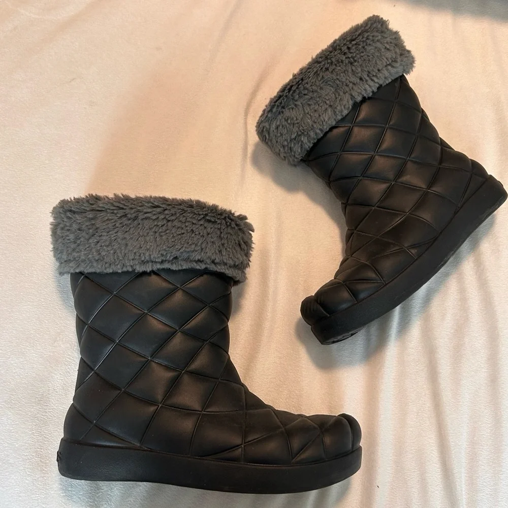 Crocs Black & Gray Lined Furry Winter Rain Boots Slip On Sz 6 Waterproof Fall